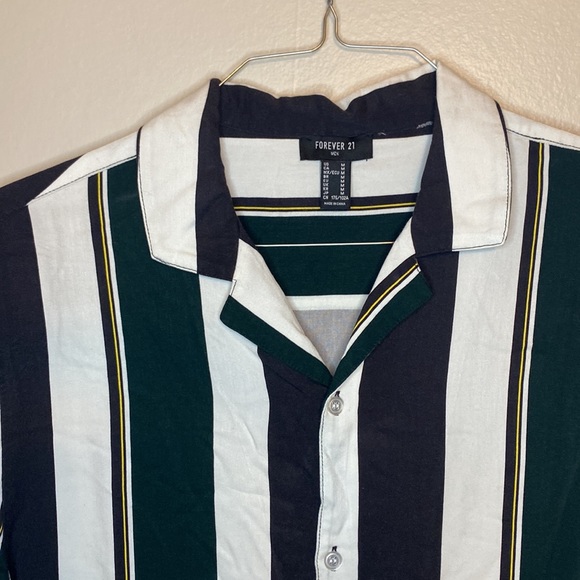 🤠 Forever 21 men short sleeve shirt size medium - Picture 2 of 4